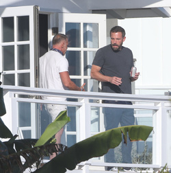 Ana de Armas pulls beau Ben Affleck s face mask down to give him a kiss as he visits her on set in Malibu Ana de Armas pulls beau Ben Affleck s face mask down to give him a kiss as he visits her on set in Malibu