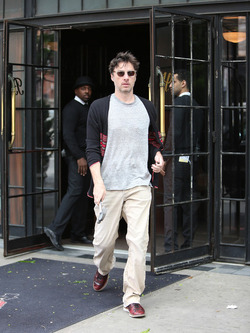 Zach Braff has Trouble With his Bike Lock