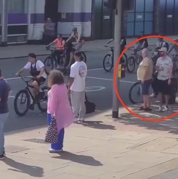 VIDEO Thief steals man s phone in broad daylight in blink and you ll miss it moment