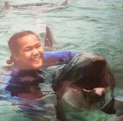 Teenager travels 4 000 miles to Britain to become dolphin doctor