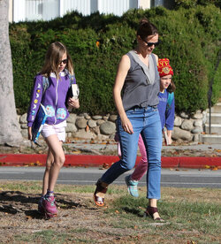 Jennifer Garner soaking on the sunshine while out with the girls