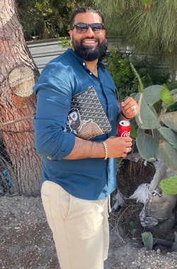 Time strapped Brit leaves drivers cackling hanging SHORTS out car window in quick dry hack