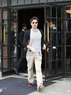 Zach Braff has Trouble With his Bike Lock
