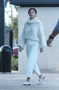 PREMIUM EXCLUSIVE Selena Gomez starts the year in white wearing no bra as she goes out in Los Angeles dec 26 2018 PREMIUM EXCLUSIVE Selena Gomez starts the year in white wearing no bra as she goes out in Los Angeles dec 26 2018