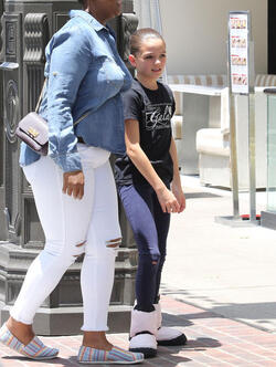 Katie Holmes shopping at high end candy store Sugarfina with her ballerina Suri Katie Holmes shopping at high end candy store Sugarfina with her ballerina Suri