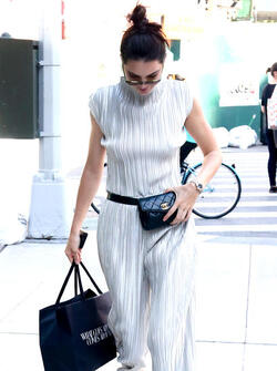 Kendall Jenner wears a fanny pack while shopping in the city Kendall Jenner wears a fanny pack while shopping in the city