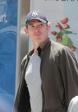 Billy Crudup buys 2 handfuls of fruit