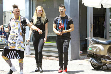 Joe Jonas Channels Bruce Lee To Defend Girlfriend Sophie Turner Joe Jonas Channels Bruce Lee To Defend Girlfriend Sophie Turner