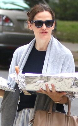 Jennifer Garner Lights Up Sunday For Her Community Jennifer Garner Lights Up Sunday For Her Community