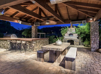 SELENA GOMEZ SELLS MANSION