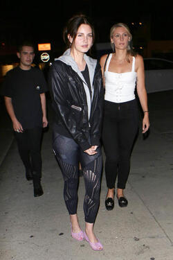 Lana Del Rey dines with friends at Craig s