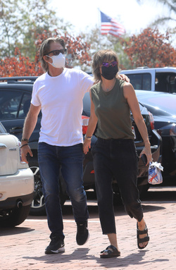Lisa Rinna and Harry Hamlin in love in Malibu