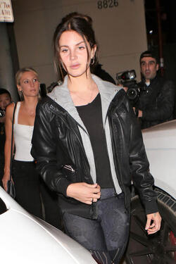 Lana Del Rey dines with friends at Craig s