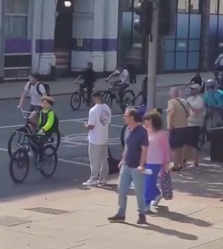 VIDEO Thief steals man s phone in broad daylight in blink and you ll miss it moment