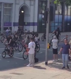 VIDEO Thief steals man s phone in broad daylight in blink and you ll miss it moment