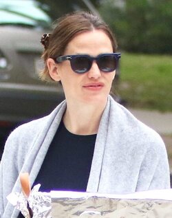 Jennifer Garner Lights Up Sunday For Her Community Jennifer Garner Lights Up Sunday For Her Community