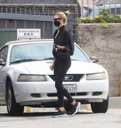 Rosie Huntington Whiteley Shows Off Her Supermodel Frame In All Black Workout Gear