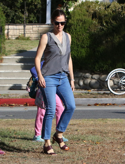 Jennifer Garner soaking on the sunshine while out with the girls