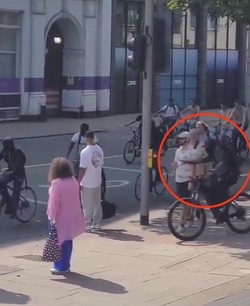 VIDEO Thief steals man s phone in broad daylight in blink and you ll miss it moment