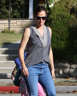 Jennifer Garner soaking on the sunshine while out with the girls