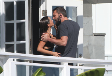Ana de Armas pulls beau Ben Affleck s face mask down to give him a kiss as he visits her on set in Malibu Ana de Armas pulls beau Ben Affleck s face mask down to give him a kiss as he visits her on set in Malibu