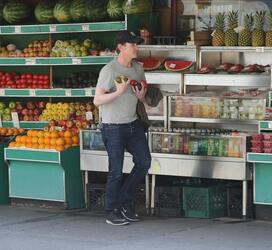 Billy Crudup buys 2 handfuls of fruit