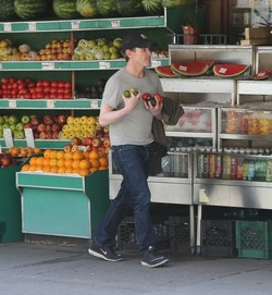 Billy Crudup buys 2 handfuls of fruit