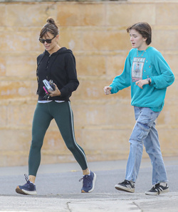 Jennifer Garner Enjoys Quality Time With 16 Year Old Fin Ahead Of Super Bowl Sunday