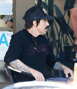 Doting dad Anthony Kiedis cuddles with son Everly Bear during lunch outing Doting dad Anthony Kiedis cuddles with son Everly Bear during lunch outing