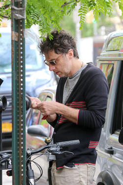 Zach Braff has Trouble With his Bike Lock