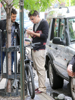 Zach Braff has Trouble With his Bike Lock