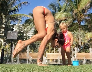 SUPER FIT MUM CARRIES OUT DAILY YOGA ROUTINES WITH DAUGHTER SUPER FIT MUM CARRIES OUT DAILY YOGA ROUTINES WITH DAUGHTER
