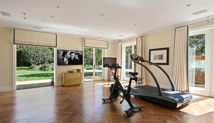 Kim Kardashian is currently staying at this 125 million house in Malibu California while escaping the Kanye West troubles.