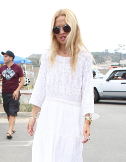 Rachel Zoe angelic in white as she takes son Skyler to the fair Rachel Zoe angelic in white as she takes son Skyler to the fair
