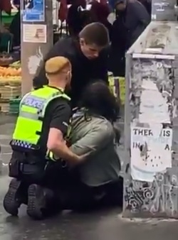 VIDEO Moment undercover cops wrestle suspect to ground with the help of London citizens