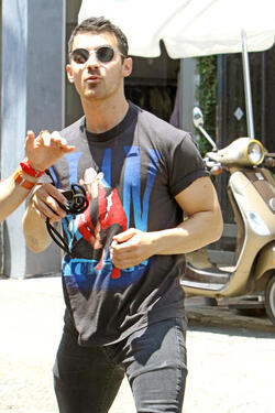 Joe Jonas Channels Bruce Lee To Defend Girlfriend Sophie Turner Joe Jonas Channels Bruce Lee To Defend Girlfriend Sophie Turner