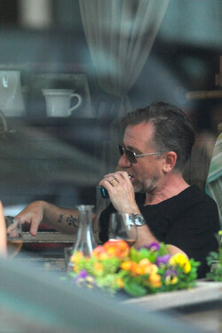 Tim Roth and wife enjoy lunch