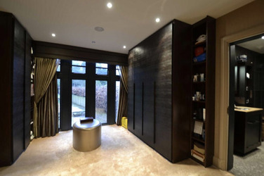 FORMER UNITED STAR FINDS BUYER FOR HIS HOME AFTER SEVEN YEARS AND SLASHING PRICE