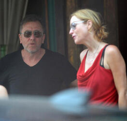 Tim Roth and wife enjoy lunch