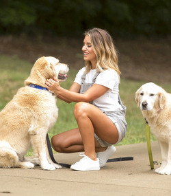 Jessie James Decker Walking her Dogs