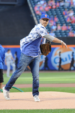Dave Annable Throws Out First Pitch at Mets Game
