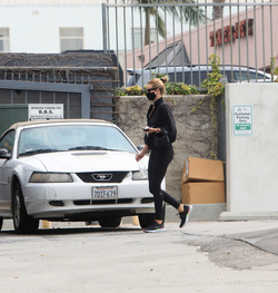 Rosie Huntington Whiteley Shows Off Her Supermodel Frame In All Black Workout Gear