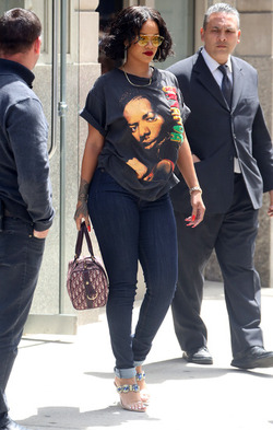 Rihanna wears a Bob Marley t shirt Rihanna wears a Bob Marley t shirt