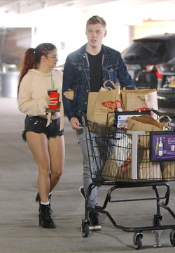 Ariel Winter Flaunts Legs Shows PDA With Boyfriend At Grocery Store Ariel Winter Flaunts Legs Shows PDA With Boyfriend At Grocery Store