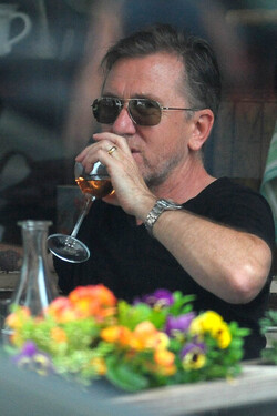 Tim Roth and wife enjoy lunch