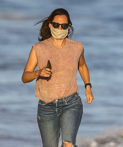 Jennifer Garner Is strolling the beach in Malibu after flirting with Bradley Cooper
