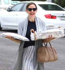 Jennifer Garner Lights Up Sunday For Her Community Jennifer Garner Lights Up Sunday For Her Community