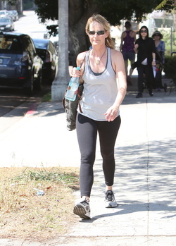 Helen Hunt leaving yoga class