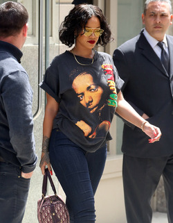Rihanna wears a Bob Marley t shirt Rihanna wears a Bob Marley t shirt