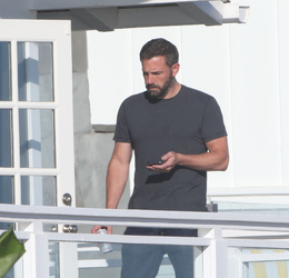 Ana de Armas pulls beau Ben Affleck s face mask down to give him a kiss as he visits her on set in Malibu Ana de Armas pulls beau Ben Affleck s face mask down to give him a kiss as he visits her on set in Malibu